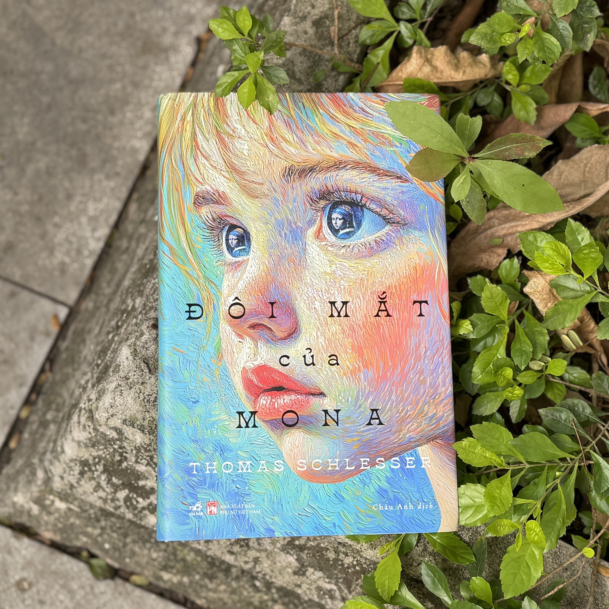 Review Đôi mắt của Mona – Khi nhìn trở thành hành vi tâm hồn