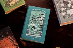 Review tiểu thuyết Về với gia đình không chỉ là một hành trình ngược dòng về tác phẩm đầu tay của văn hào Hector Malot, mà còn là dịp để độc giả khám phá những giá trị sâu sắc về gia đình, lòng nhân ái và giáo dục nhân cách trong văn học Pháp thế kỷ XIX.